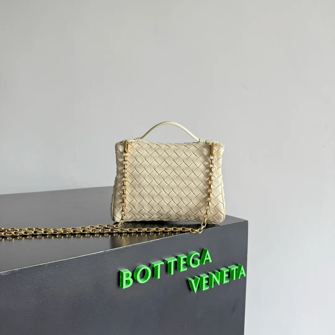 Batch 1480 BOTTEGA VENETA2025 new women's small Soft Vanity cosmetic bag, using the classic Intrecciato weaving technique, inheriting the classics, the ring buckle design 😎 The light metal chain gives you a high-end sense of matching, the chain is removable, and it can be used as a handbag ~ An elegant small bag that is perfect for participating in events. The overall body of the bag is as soft as marshmallow and can be easily kneaded, showing the strong toughness and high-end feel of the leather. The touch of sheepskin is so amazing. It is so healing when pinched! I have absolutely no resistance to small bags! ! ! Style No.: 843800 Color: Sea Salt Size: 19*14*3cm